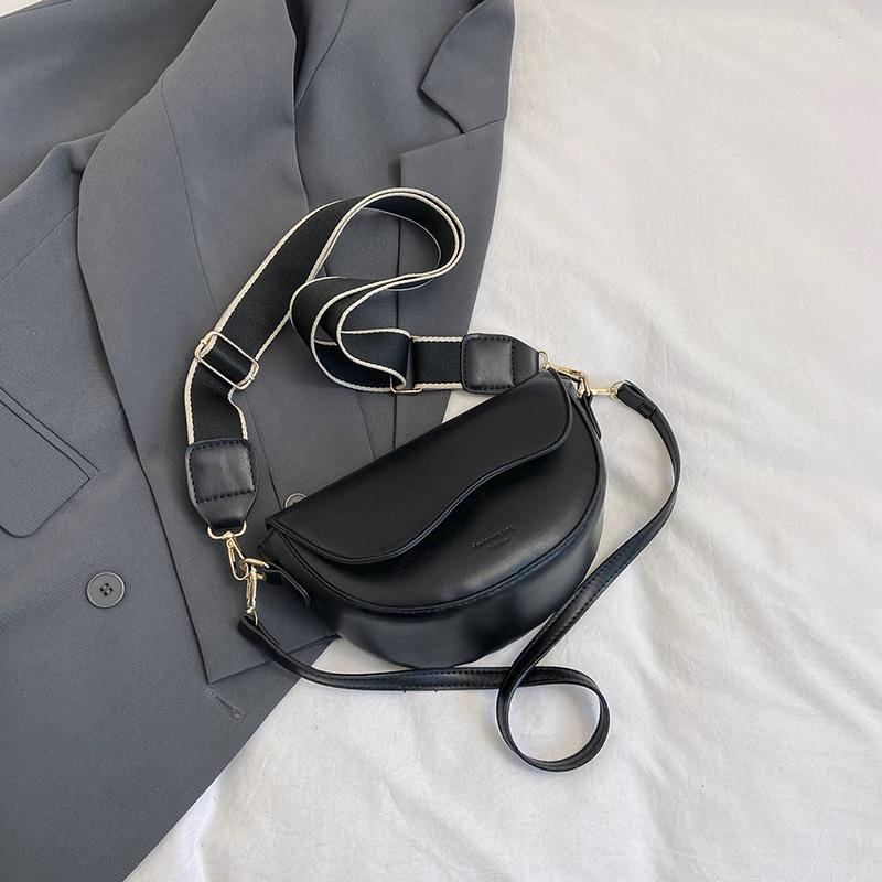 Сумка женская нишевая модная трендовая сумка-мессенджер седельная женская зимняя новинка 2024 года простая повседневная сумка через плечо подмышку чёрный
Сумка женская нишевая модная трендовая сумка-мессенджер седельная женская зимняя новинка 2024 года простая повседневная сумка через плечо подмышку чёрный