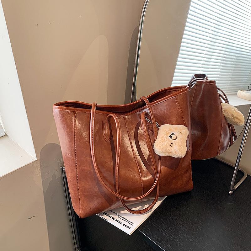 Ретро сумка большой вместимости женская 2025 новая корейская универсальная простая сумка-тоут для поездок на работу, на плечо, под мышку no pendant коричневый
Ретро сумка большой вместимости женская 2025 новая корейская универсальная простая сумка-тоут для поездок на работу, на плечо, под мышку no pendant коричневый