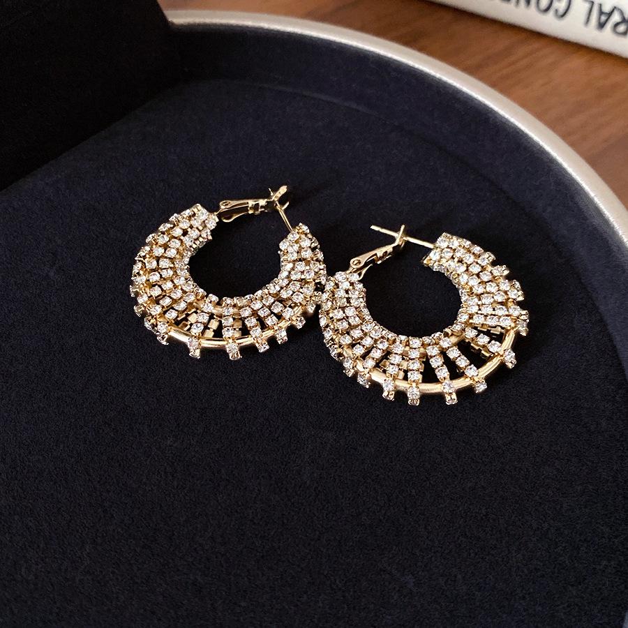 Silver Needle Diamond Round Hollow Earrings European and American Explosive Fashion Niche Commuter Earrings Light Luxury High-end Earrings Women
Silver Needle Diamond Round Hollow Earrings European and American Explosive Fashion Niche Commuter Earrings Light Luxury High-end Earrings Women