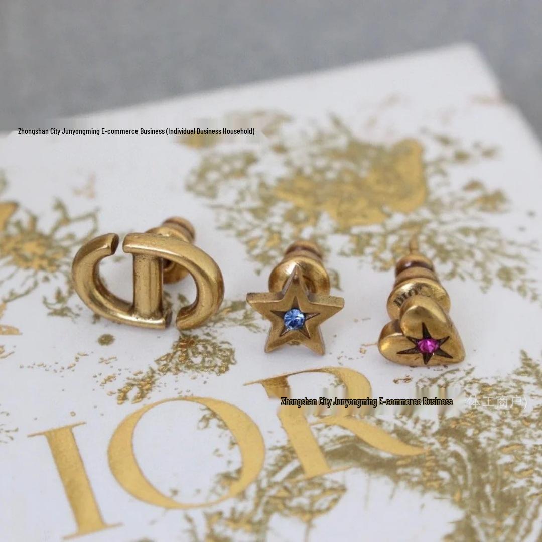 D Three-Piece CD Star Heart Stud Earrings for Women: Colored Diamond Copper Mini Pig Nose Design
D Three-Piece CD Star Heart Stud Earrings for Women: Colored Diamond Copper Mini Pig Nose Design
