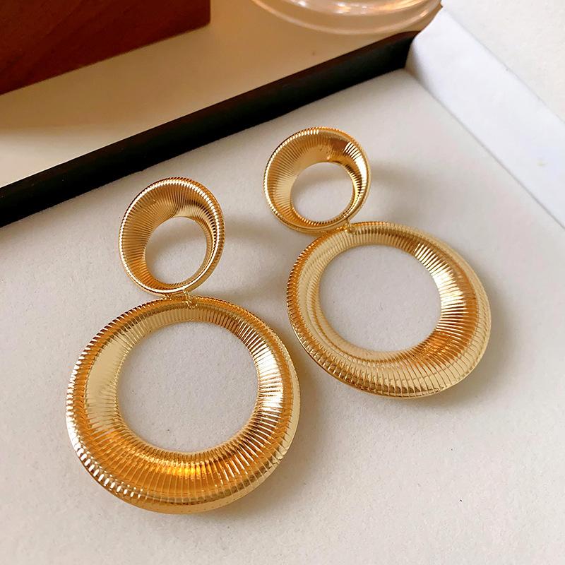 Steel needle European and American metal ring hollow earrings, high-end heavy industry design earrings, fashionable exaggerated temperament earrings
Steel needle European and American metal ring hollow earrings, high-end heavy industry design earrings, fashionable exaggerated temperament earrings