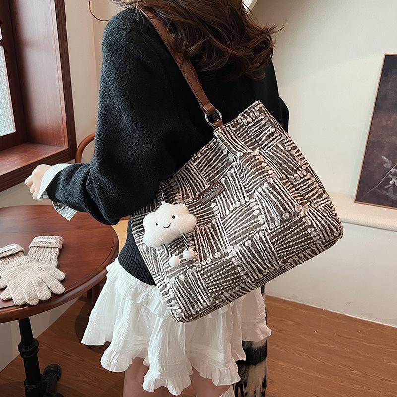 Полотняна сумка Class для приміських поїздок Жіноча велика місткість Осінь і зима Нова повсякденна універсальна сумка через плече Преміальна сумка
Полотняна сумка Class для приміських поїздок Жіноча велика місткість Осінь і зима Нова повсякденна універсальна сумка через плече Преміальна сумка