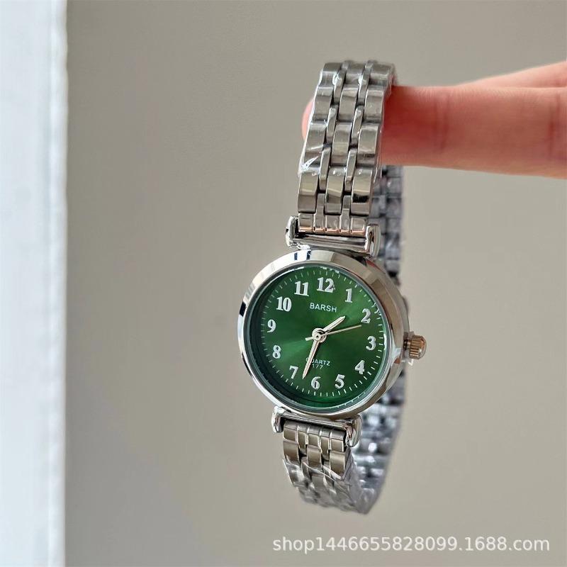 Simple and stylish middle and high school students exquisite steel belt chain quartz watch
Simple and stylish middle and high school students exquisite steel belt chain quartz watch