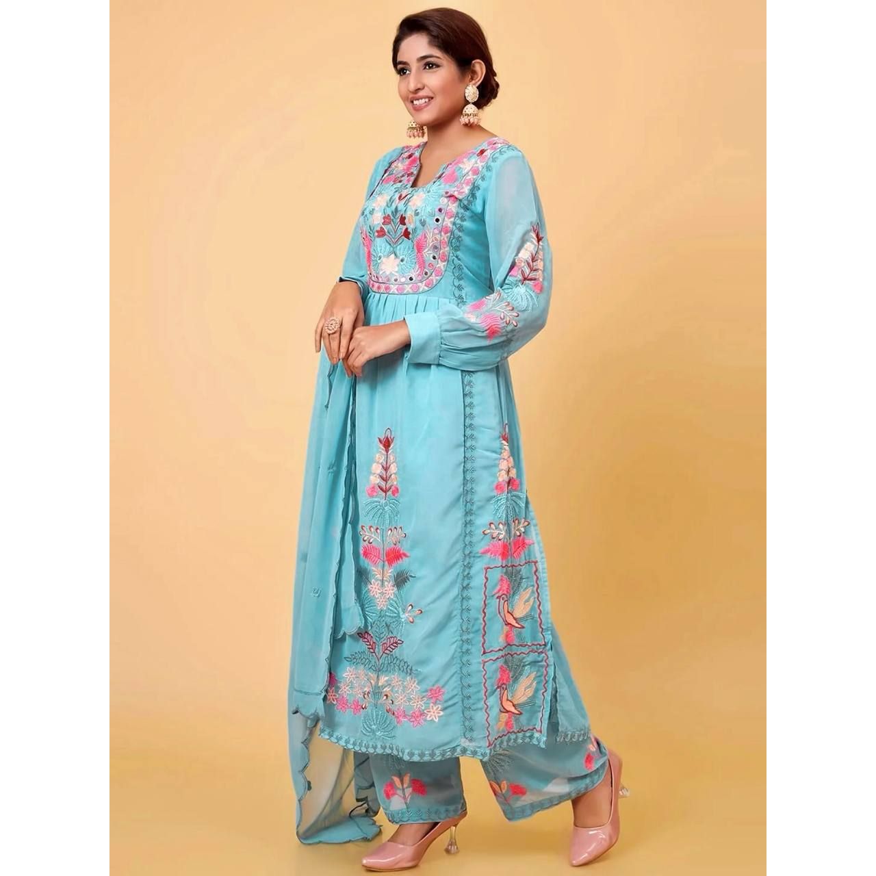 Новая привлекательная одежда для вечеринок с вышивкой разных цветов Fox Georgette Kurti Plazzo имеет стандартный крой и изготовлена из высококачественных тканей и пряжи*
Новая привлекательная одежда для вечеринок с вышивкой разных цветов Fox Georgette Kurti Plazzo имеет стандартный крой и изготовлена из высококачественных тканей и пряжи*