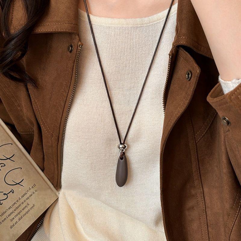 Minimalist Matte Metal Water Drop Pendant Necklace for Women Personality Wax Rope Long Adjustable Sweater Chain Design Zircon
Minimalist Matte Metal Water Drop Pendant Necklace for Women Personality Wax Rope Long Adjustable Sweater Chain Design Zircon