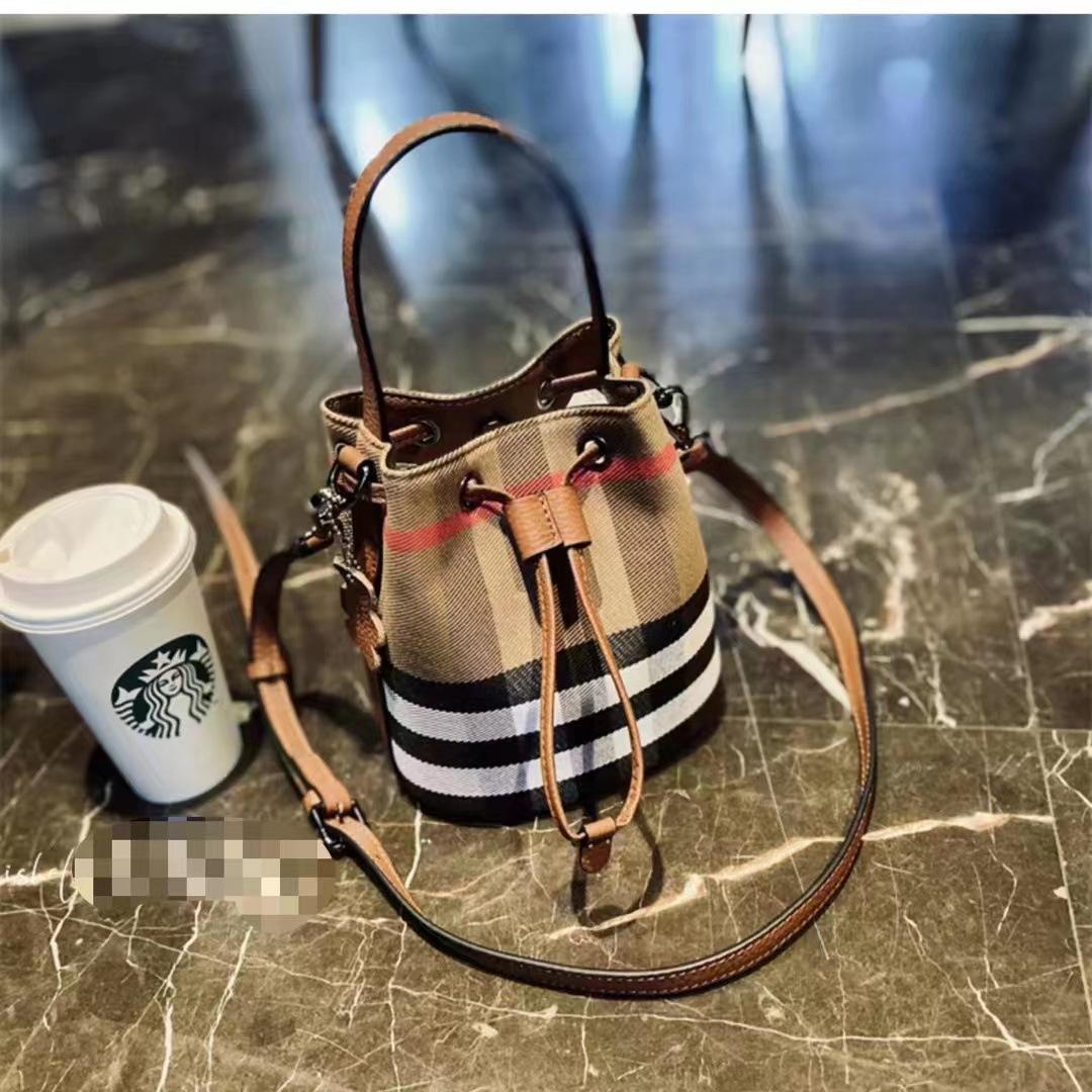 Женская сумка через плечо, новая модная клетчатая сумка-ведро с завязками в корейском стиле, сумка через плечо для путешествий и отдыха
Женская сумка через плечо, новая модная клетчатая сумка-ведро с завязками в корейском стиле, сумка через плечо для путешествий и отдыха