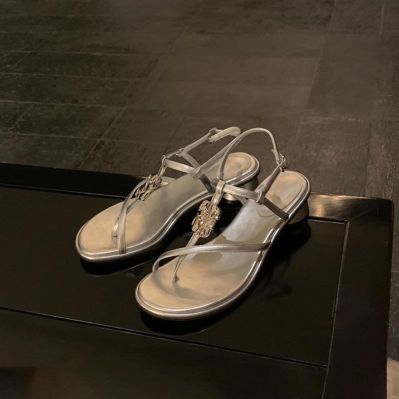 Sheepskin version~ leather thick heel temperament thin strap foot metal design sandals women s 2025 new French sandals 34
Sheepskin version~ leather thick heel temperament thin strap foot metal design sandals women s 2025 new French sandals 34