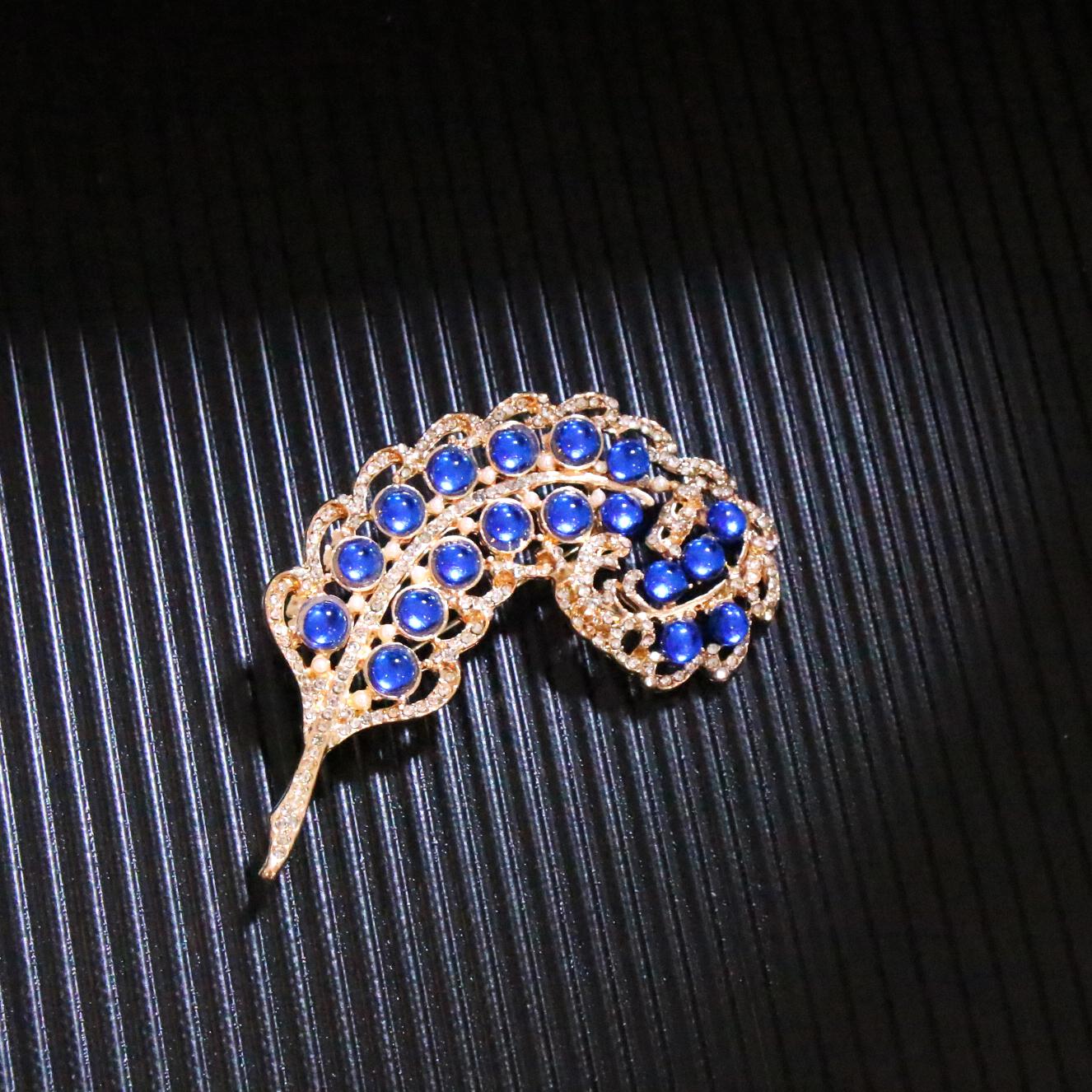 SKEDS Women s Luxury Rhinestone Brooch High-End Large Size Crystal Pin Vintage Design Banquet Badges for Dress Suit Sweater
SKEDS Women s Luxury Rhinestone Brooch High-End Large Size Crystal Pin Vintage Design Banquet Badges for Dress Suit Sweater