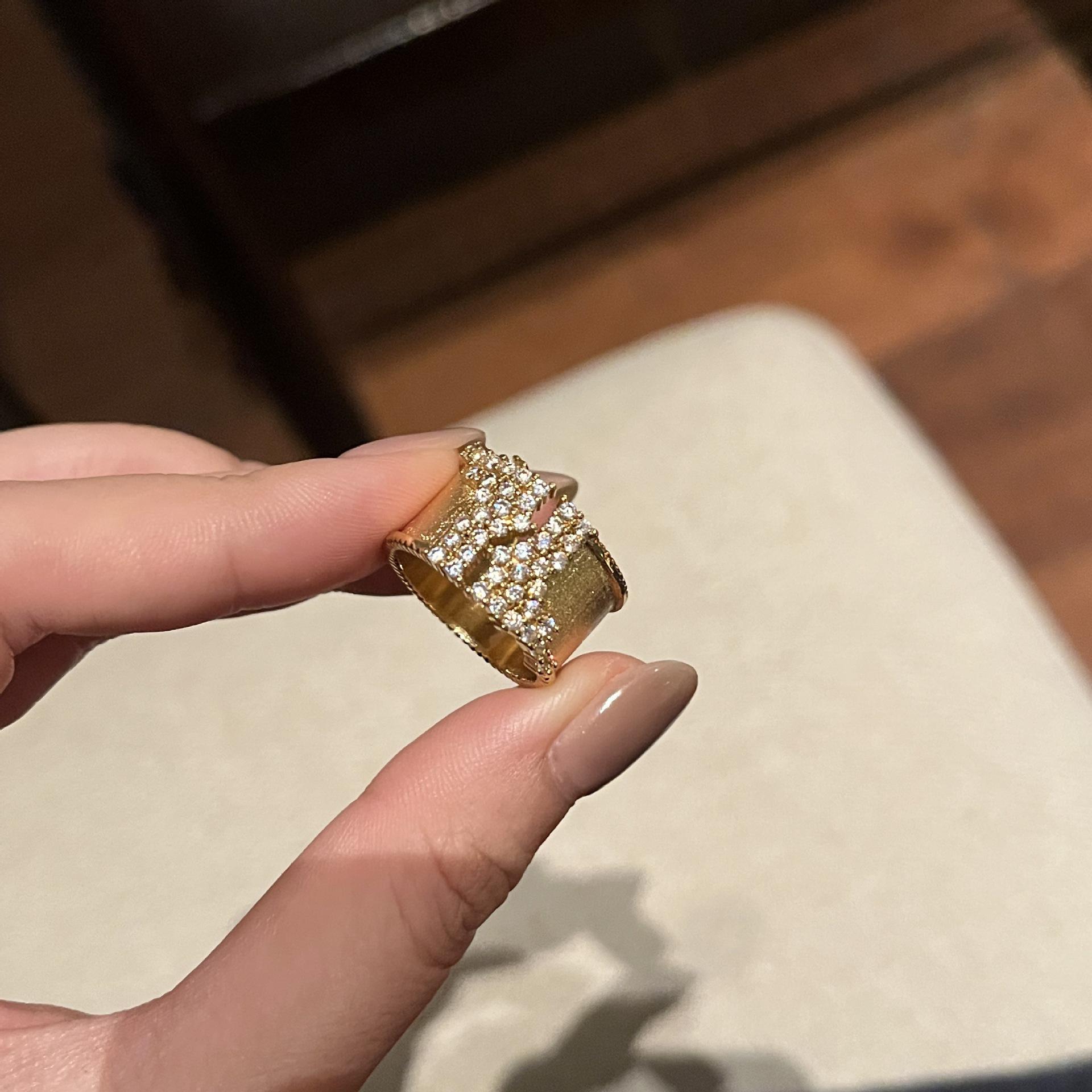 Винтажное кольцо-цыганка с широким лицом и матовой отделкой, женское, открытое, дизайн высокого класса, флэш-кольцо. Opening adjustable
Винтажное кольцо-цыганка с широким лицом и матовой отделкой, женское, открытое, дизайн высокого класса, флэш-кольцо. Opening adjustable