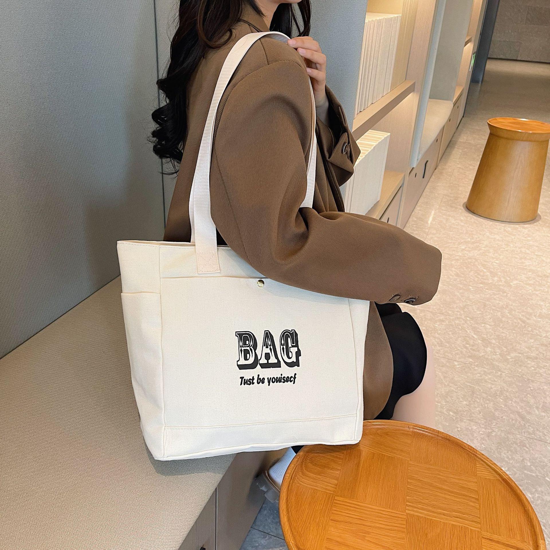 Tote bag women s 2025 new tote bag light go out handbag foreign style personality large capacity women s bag
Tote bag women s 2025 new tote bag light go out handbag foreign style personality large capacity women s bag