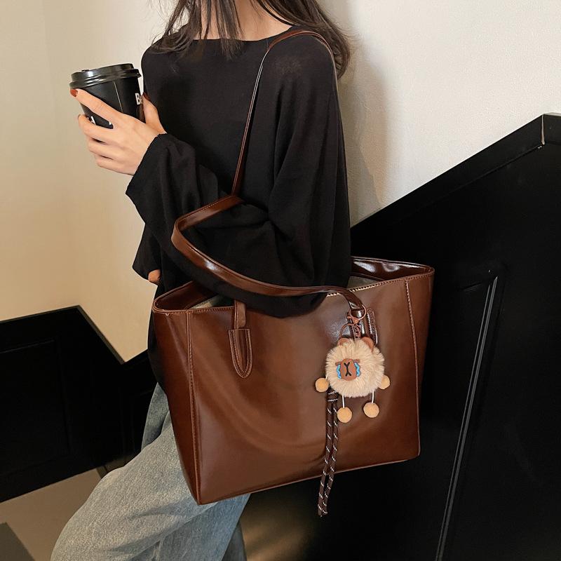 Large-capacity bag women s autumn and winter simple and versatile single shoulder mother and child bag 2025 new leisure work commuter tote bag 40*12*27
Large-capacity bag women s autumn and winter simple and versatile single shoulder mother and child bag 2025 new leisure work commuter tote bag 40*12*27