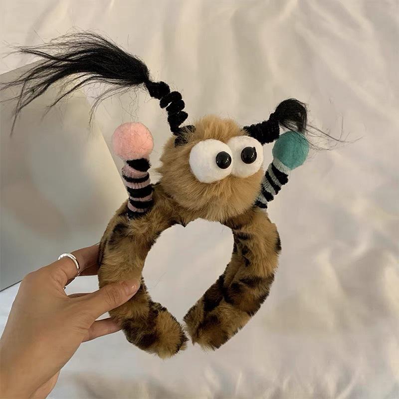 Quirky Plush Hairpin Cartoon Ugly Doll Face Wash Hair Rings Small Braided Headband Hair Accessories Headdresses
Quirky Plush Hairpin Cartoon Ugly Doll Face Wash Hair Rings Small Braided Headband Hair Accessories Headdresses