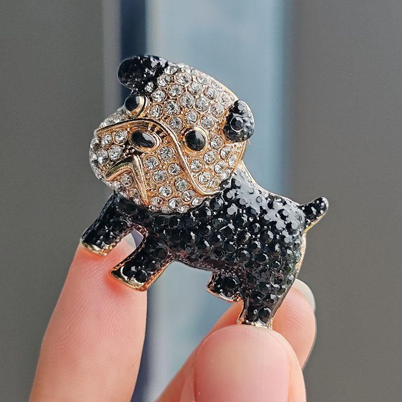 Брошь Dou Shar Pei Series с изображением черно-белого щенка в виде аксессуаров для одежды
Брошь Dou Shar Pei Series с изображением черно-белого щенка в виде аксессуаров для одежды