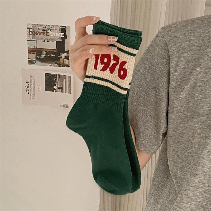 Unisex Striped Green Letter Cotton Mid-Tube Socks - 1976 Fashion Brand Autumn/Winter Collection. Size 35-42 чорний
Unisex Striped Green Letter Cotton Mid-Tube Socks - 1976 Fashion Brand Autumn/Winter Collection. Size 35-42 чорний