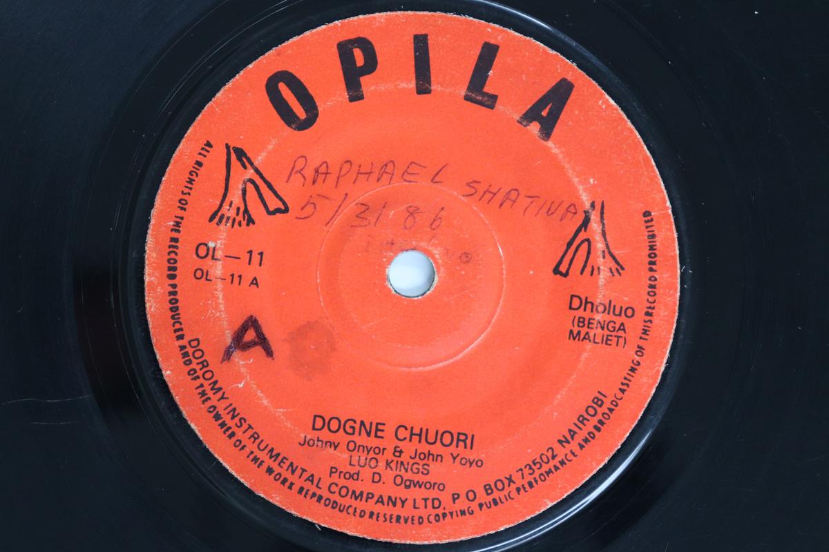 7inch Record JOHN ONYOR, JOHN YOGO, LUO KINGS - Dogne Chuori / Kilion Opiyo Oula OL11 OPILA Kenya World Music Used
7inch Record JOHN ONYOR, JOHN YOGO, LUO KINGS - Dogne Chuori / Kilion Opiyo Oula OL11 OPILA Kenya World Music Used
