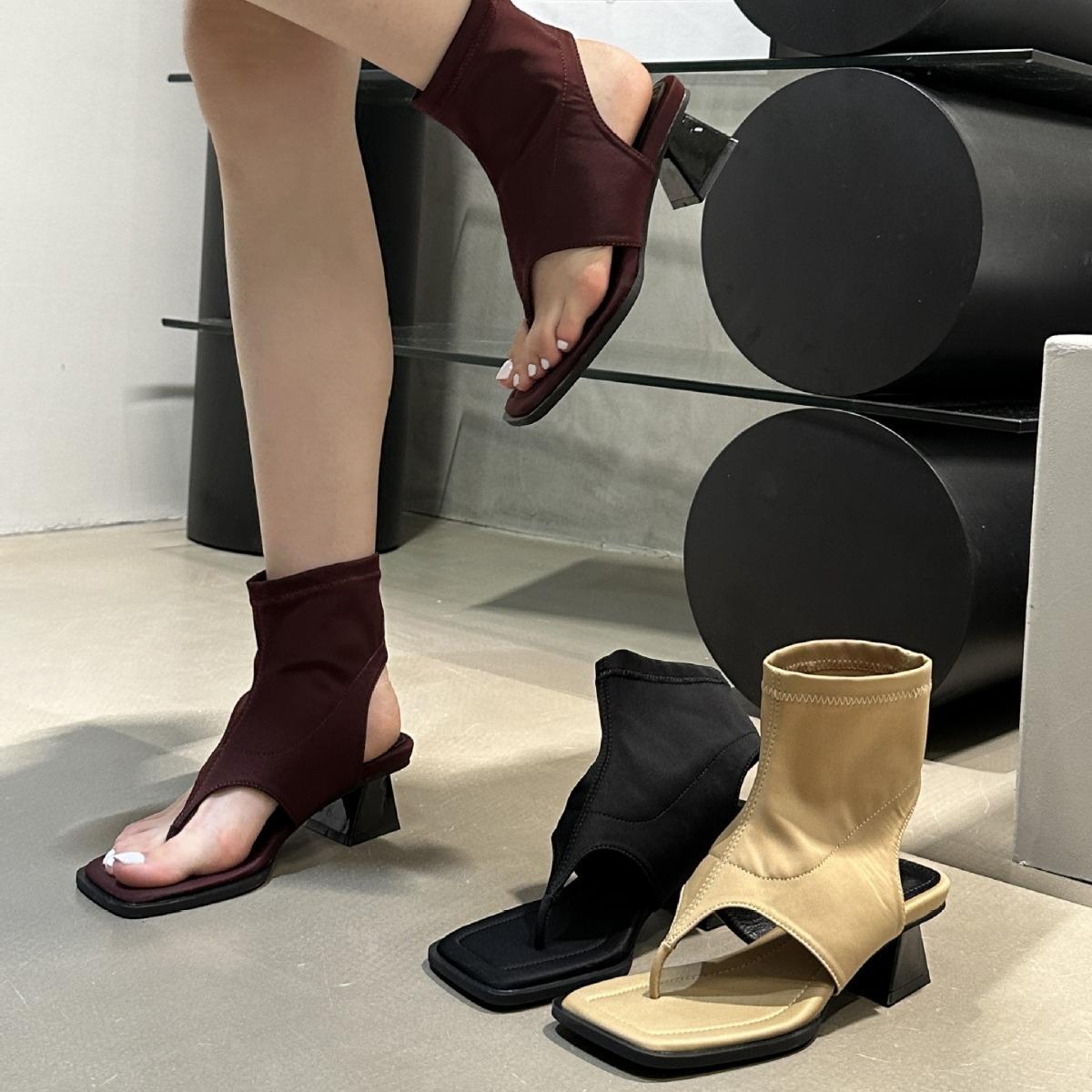 New fashion platform toe cool boots women s fashion casual versatile sandals 39 чёрный
New fashion platform toe cool boots women s fashion casual versatile sandals 39 чёрный