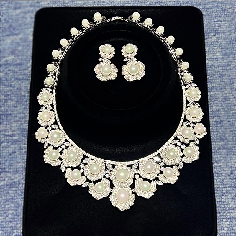 High Quality Zircon Pearls Jewelry sets Luxury Designer Flower Necklace Women Sparkling Dubai Bridal Party Costume Accessories WHITE&43.0 cm
High Quality Zircon Pearls Jewelry sets Luxury Designer Flower Necklace Women Sparkling Dubai Bridal Party Costume Accessories WHITE&43.0 cm