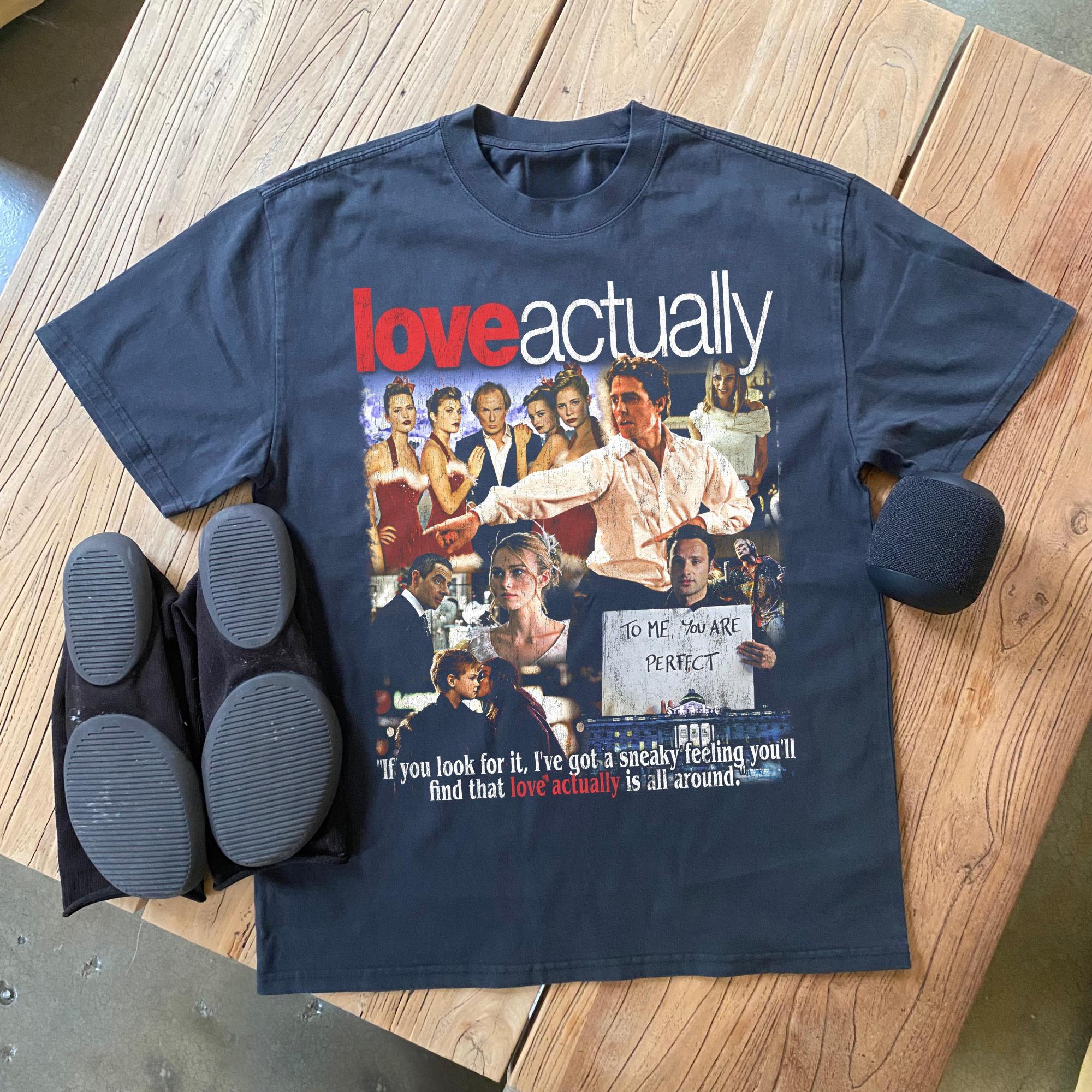 Love Actually Movie T-Shirt Men Women Vintage 90s Graphic Cotton Short Sleeve Streetwear Tee S разноцветный
Love Actually Movie T-Shirt Men Women Vintage 90s Graphic Cotton Short Sleeve Streetwear Tee S разноцветный