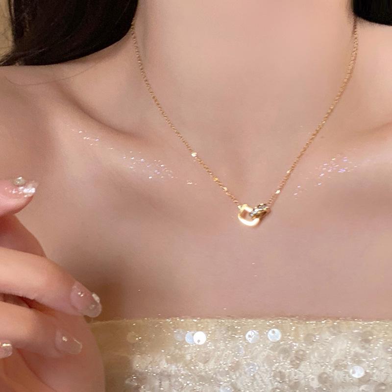 Подвеска-буква Ожерелье из титановой стали для женщин - Элегантная легкая роскошь, цепочка на ключицу с дизайном двойного кольца
Подвеска-буква Ожерелье из титановой стали для женщин - Элегантная легкая роскошь, цепочка на ключицу с дизайном двойного кольца