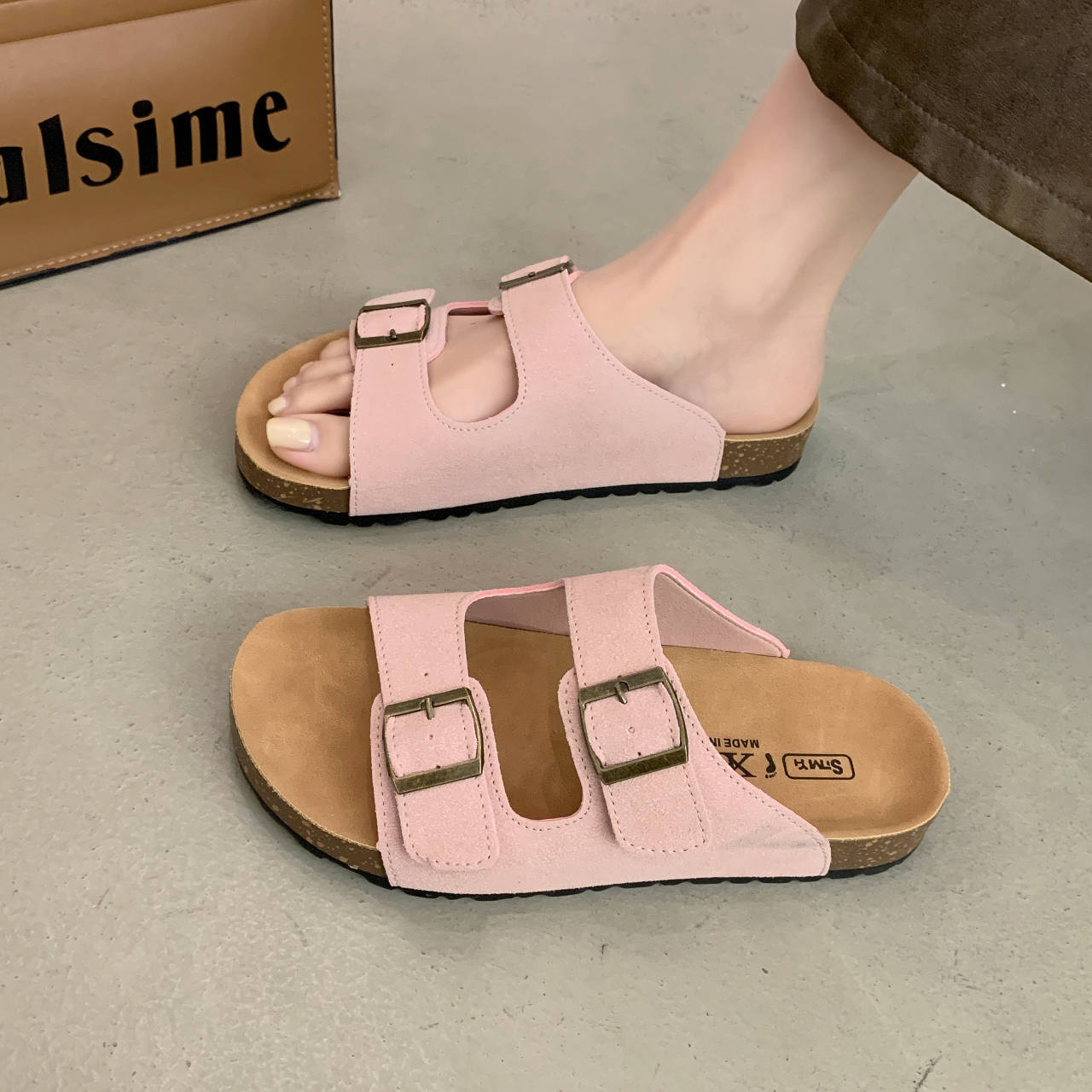 Leather platform shoes women s summer wear new half slippers with Boken cool slippers 35 рожевий
Leather platform shoes women s summer wear new half slippers with Boken cool slippers 35 рожевий