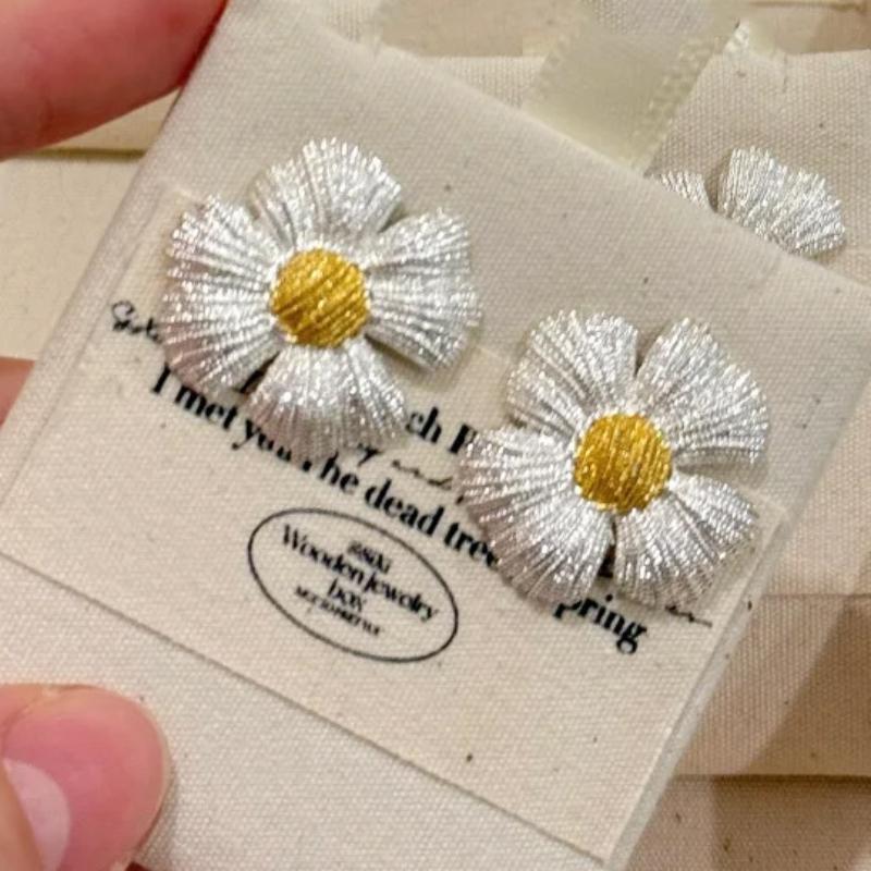 Luxury and fashion yellow daisy brushed earrings for women vacation Bohemian style earings stud wedding Party gifts срібний
Luxury and fashion yellow daisy brushed earrings for women vacation Bohemian style earings stud wedding Party gifts срібний