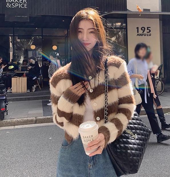 Korean gentle lazy wind top striped imitation mink crew neck autumn and winter new knitted cardigan sweater jacket women average size
Korean gentle lazy wind top striped imitation mink crew neck autumn and winter new knitted cardigan sweater jacket women average size