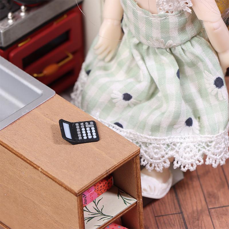 2Pcs 1/12 Dollhouse Mini Electronic Calculator Model Dollhouse Study Decoration Dolls House Simulation Stationery Accessories
2Pcs 1/12 Dollhouse Mini Electronic Calculator Model Dollhouse Study Decoration Dolls House Simulation Stationery Accessories