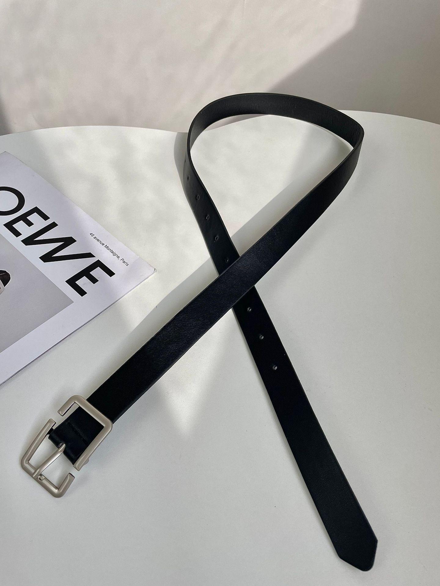 Стильный черный кожаный ремень с уникальной квадратной пряжкой, идеально подходит для джинсов и универсален для любого модного образа. 105cm (2.3cm width) чёрный
Стильный черный кожаный ремень с уникальной квадратной пряжкой, идеально подходит для джинсов и универсален для любого модного образа. 105cm (2.3cm width) чёрный