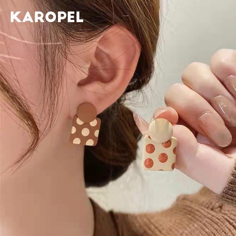 Корейские висячие серьги Kawaii, милые клетчатые женские серьги с сердечком, цветком и бантом, галстук с котом, осенне-зимние модные серьги, ювелирные изделия
Корейские висячие серьги Kawaii, милые клетчатые женские серьги с сердечком, цветком и бантом, галстук с котом, осенне-зимние модные серьги, ювелирные изделия
