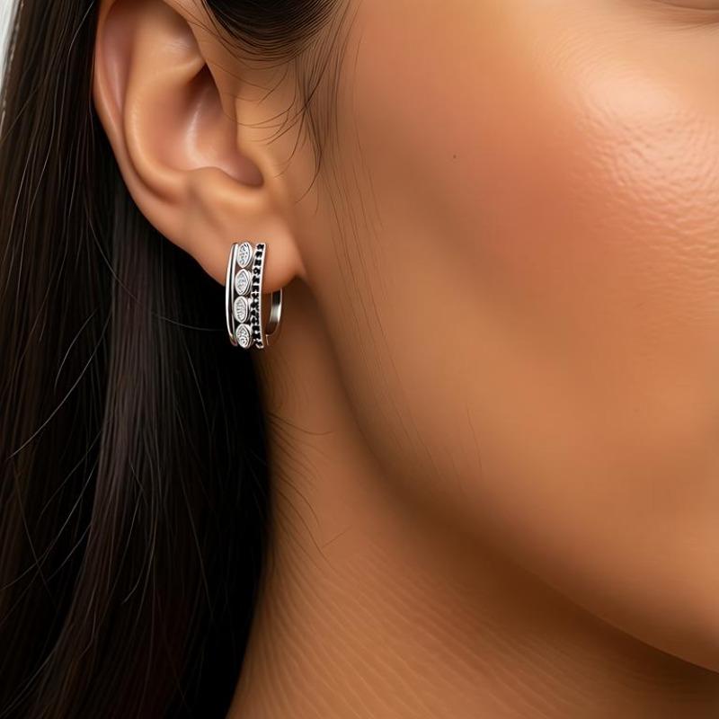 Сережки-кільця з круглим та чорним цирконієм
Сережки-кільця з круглим та чорним цирконієм