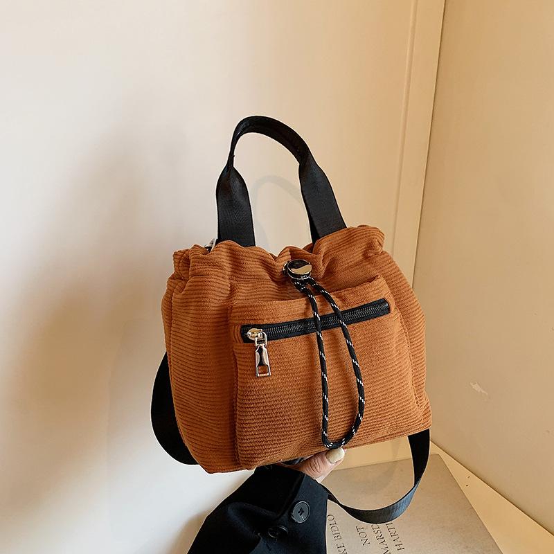 Autumn and winter retro casual corduroy bucket bag women s 2026 new niche versatile commuter shoulder bag коричневий
Autumn and winter retro casual corduroy bucket bag women s 2026 new niche versatile commuter shoulder bag коричневий