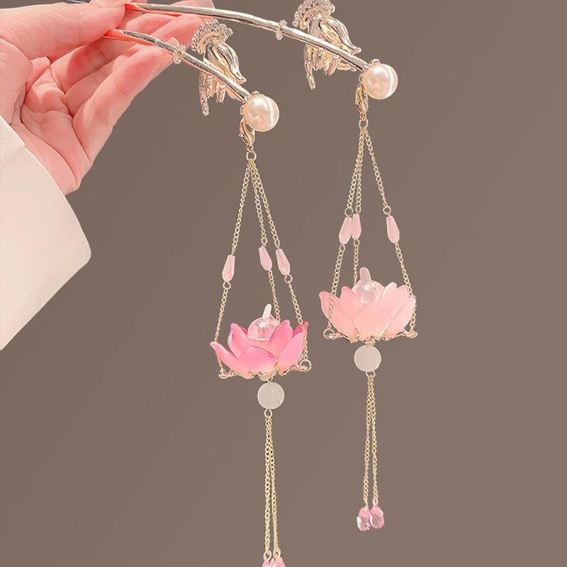 Luminous Lotus Lantern Tassel Hairpin: Ancient Style Retro Hanfu Hair Accessory for Women.
Luminous Lotus Lantern Tassel Hairpin: Ancient Style Retro Hanfu Hair Accessory for Women.