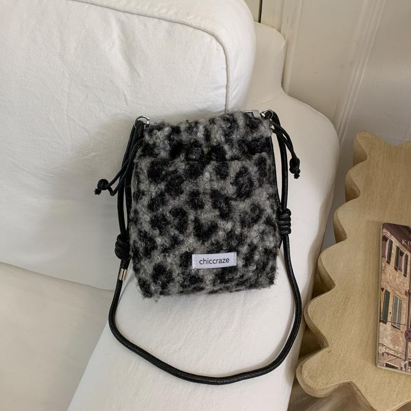 Autumn and winter high-end commuting niche mobile phone messenger small bag female brown leopard print plush plush bag чорний
Autumn and winter high-end commuting niche mobile phone messenger small bag female brown leopard print plush plush bag чорний