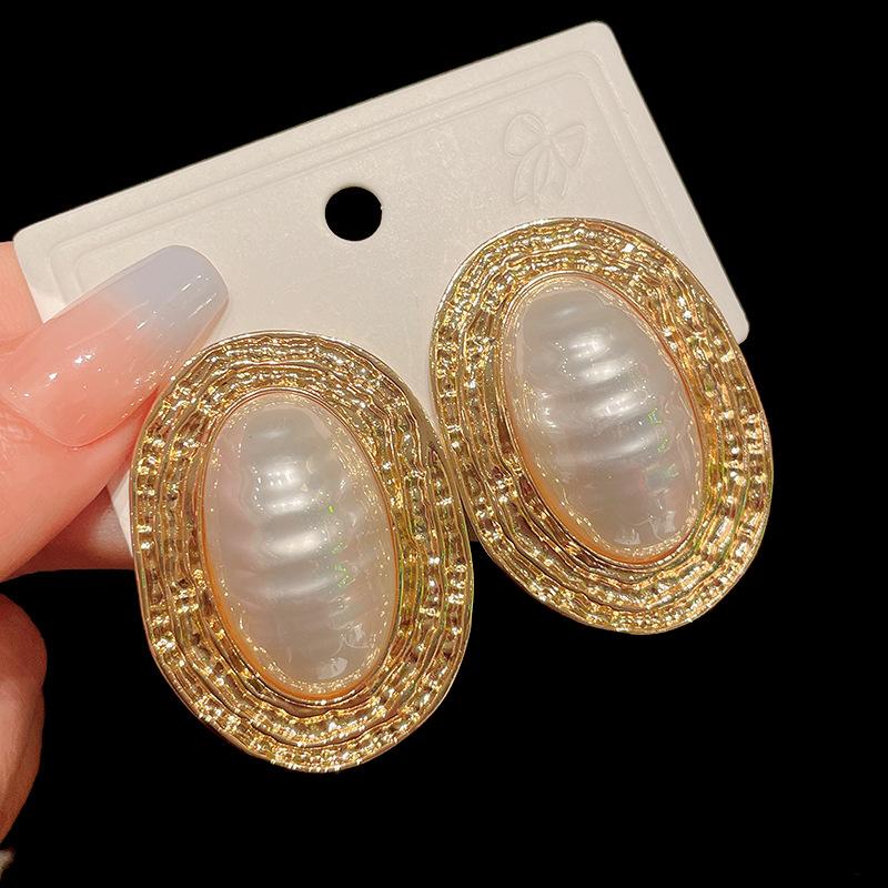 Silver needle pearl striped oval earrings French exaggerated court style stud earrings retro high-end temperament earrings
Silver needle pearl striped oval earrings French exaggerated court style stud earrings retro high-end temperament earrings