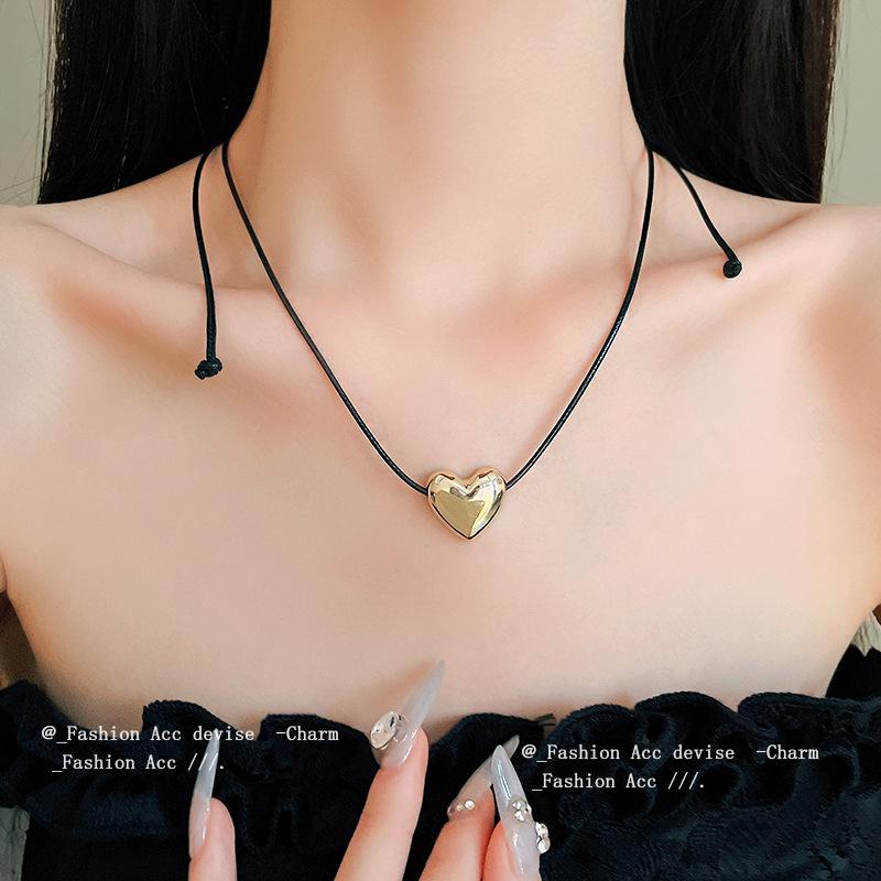 Gold-Plated Heart Pendant Necklace - Korean Fashion Clavicle Chain, High-End & Versatile Design.
Gold-Plated Heart Pendant Necklace - Korean Fashion Clavicle Chain, High-End & Versatile Design.