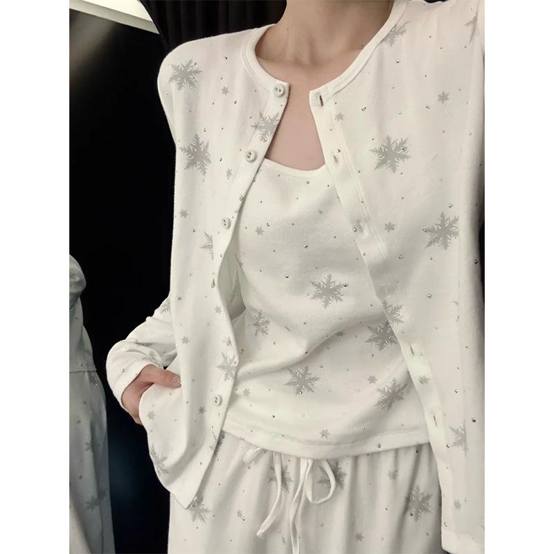 New light luxury snowflake suspender chest pad cotton pajamas women s spring loungewear long-sleeved three-piece set M
New light luxury snowflake suspender chest pad cotton pajamas women s spring loungewear long-sleeved three-piece set M