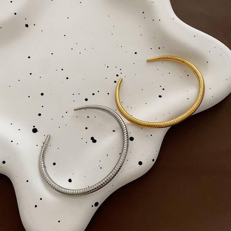 Asymmetrical Open Summer Bracelet, Titanium Steel, Fade-Resistant, 2024 Women s Jewelry in Gold and Silver.
Asymmetrical Open Summer Bracelet, Titanium Steel, Fade-Resistant, 2024 Women s Jewelry in Gold and Silver.