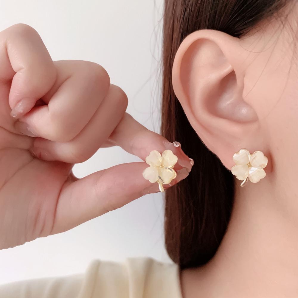 Silver Needle Four-Leaf Clover Cat s Eye Stud Earrings - Elegant Heart Flower Luxury for Women бежевый/золотой
Silver Needle Four-Leaf Clover Cat s Eye Stud Earrings - Elegant Heart Flower Luxury for Women бежевый/золотой
