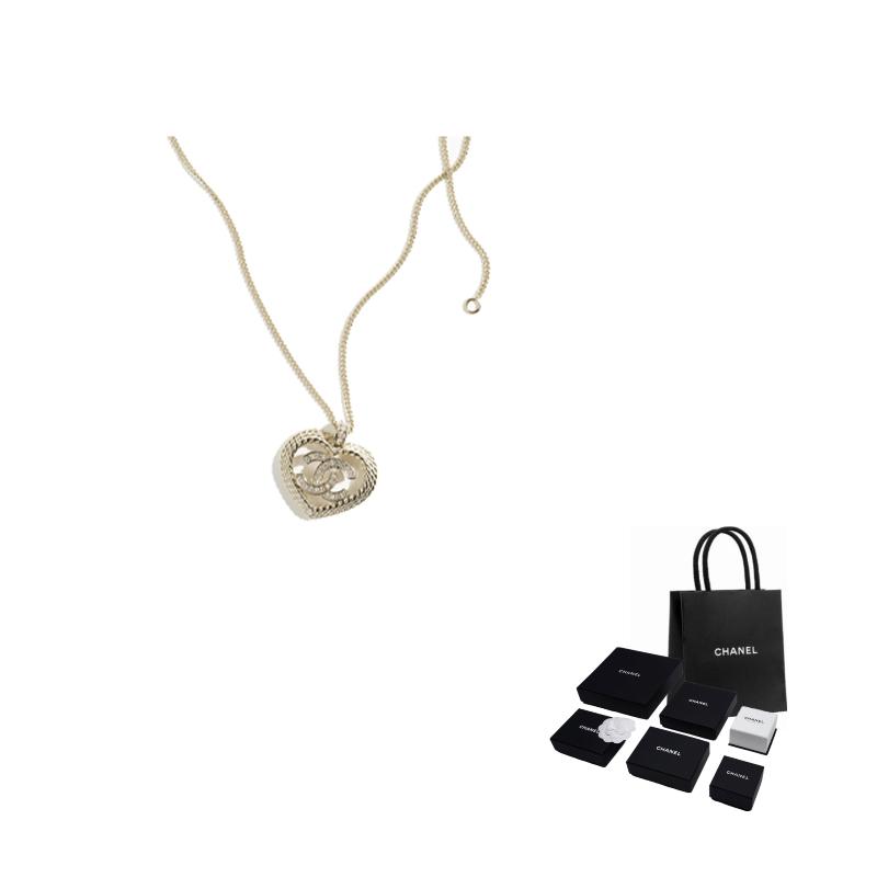 CHANEL Double C Heart Shape Design Metal Necklace Women s Gold золотий
CHANEL Double C Heart Shape Design Metal Necklace Women s Gold золотий