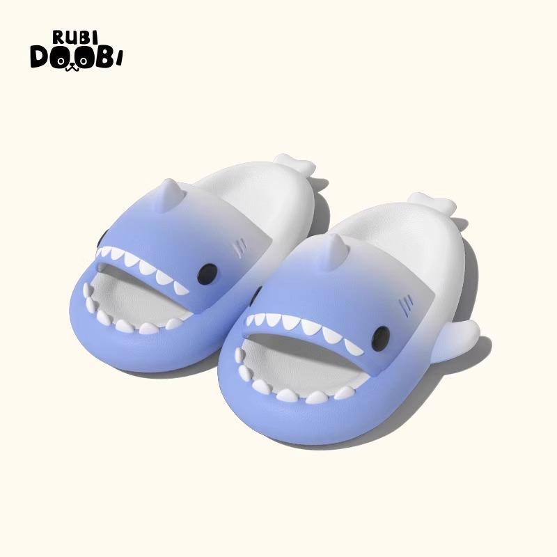 Дитячі нековзні тапочки Shark для кімнатної ванни - милі літні сандалі для хлопчиків і дівчаток Inner length 21cm білий/синій
Дитячі нековзні тапочки Shark для кімнатної ванни - милі літні сандалі для хлопчиків і дівчаток Inner length 21cm білий/синій