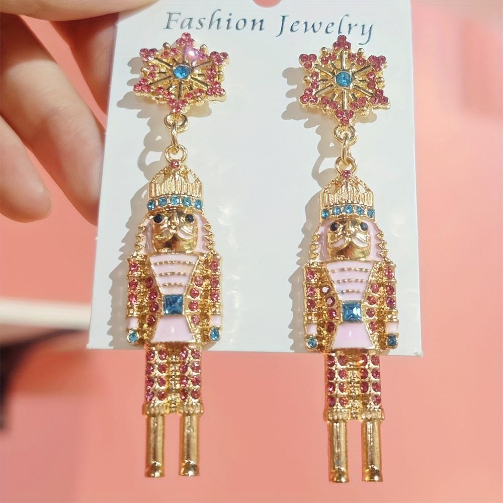 Bohemian Nutcracker Dangle Earrings with Sparkling Rhinestones – Golden-Tone Soldier Design, Festive Holiday Party Jewelry for Women, Perfect Christma
Bohemian Nutcracker Dangle Earrings with Sparkling Rhinestones – Golden-Tone Soldier Design, Festive Holiday Party Jewelry for Women, Perfect Christma