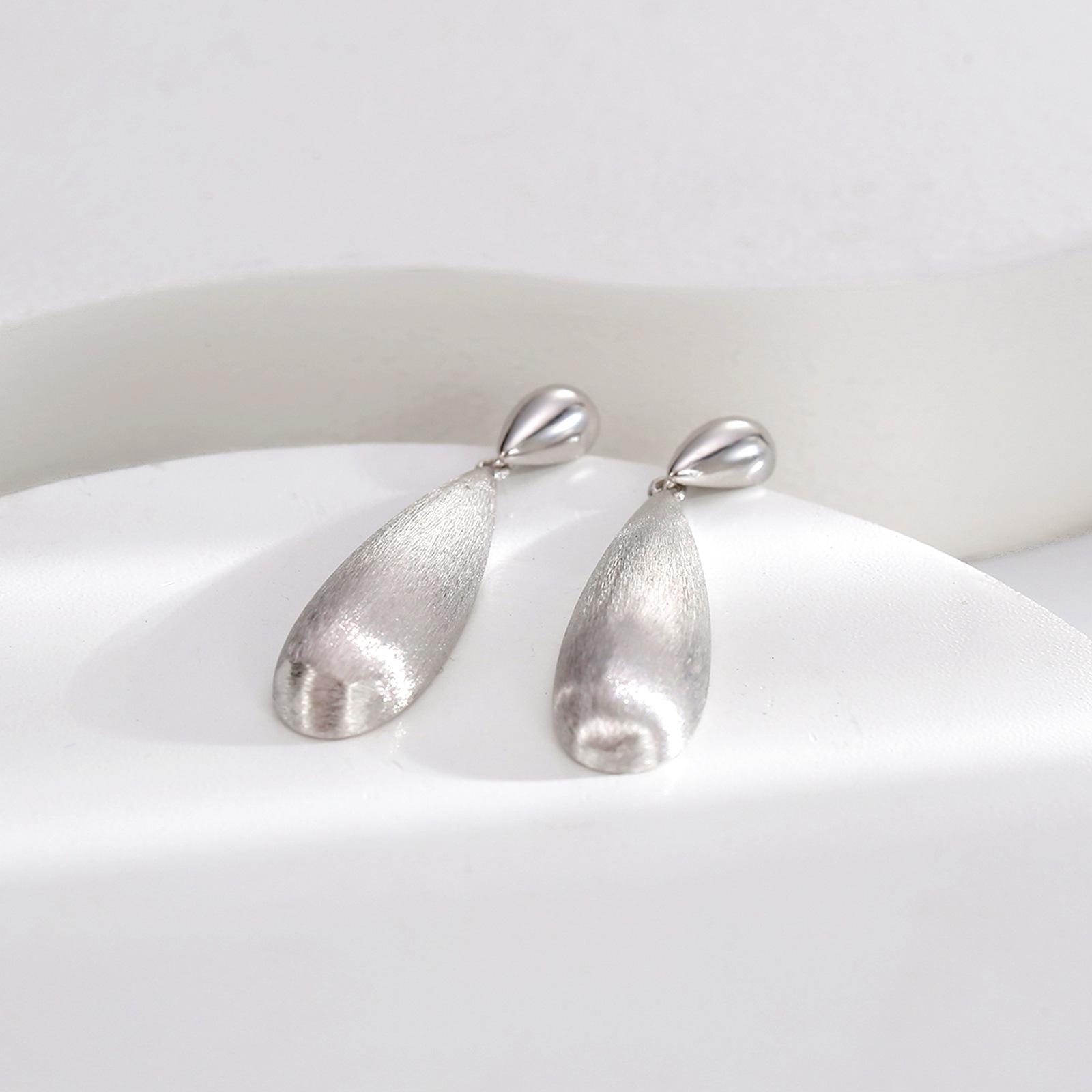 Temperament water drop high-end earrings, niche design light luxury earrings, European and American metal cold wind earrings
Temperament water drop high-end earrings, niche design light luxury earrings, European and American metal cold wind earrings
