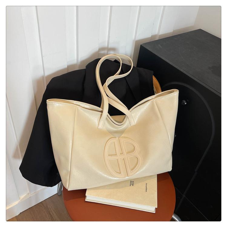 Large-capacity bag women s spring and summer versatile 2025 new soft leather retro shoulder bag casual tote bag кавовий
Large-capacity bag women s spring and summer versatile 2025 new soft leather retro shoulder bag casual tote bag кавовий