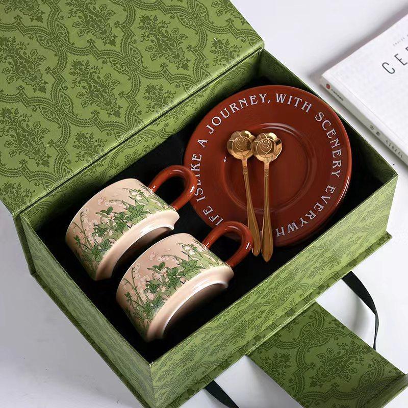 Ретро керамические чашки и блюдца, старинная картина маслом, зеленый ландыш, кофейная чашка и блюдце, послеобеденный чай в стиле Хепберн 240 ml
Ретро керамические чашки и блюдца, старинная картина маслом, зеленый ландыш, кофейная чашка и блюдце, послеобеденный чай в стиле Хепберн 240 ml