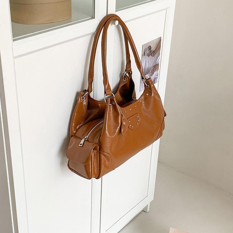Nail Commuting Single Shoulder Motorcycle Bag for Women, New Trendy Niche Retro Soft Leather Single Shoulder Tote Bag коричневий
Nail Commuting Single Shoulder Motorcycle Bag for Women, New Trendy Niche Retro Soft Leather Single Shoulder Tote Bag коричневий