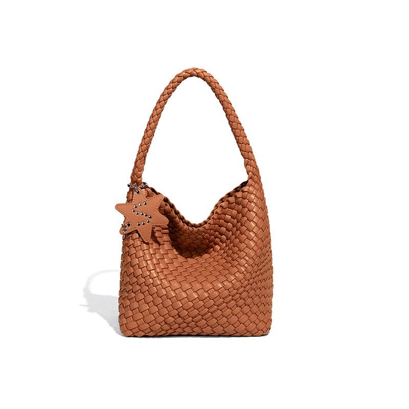 This year, guns and guns are popular, single shoulder armpit bags are fashionable, hand-woven women s bags are trendy and simple
This year, guns and guns are popular, single shoulder armpit bags are fashionable, hand-woven women s bags are trendy and simple