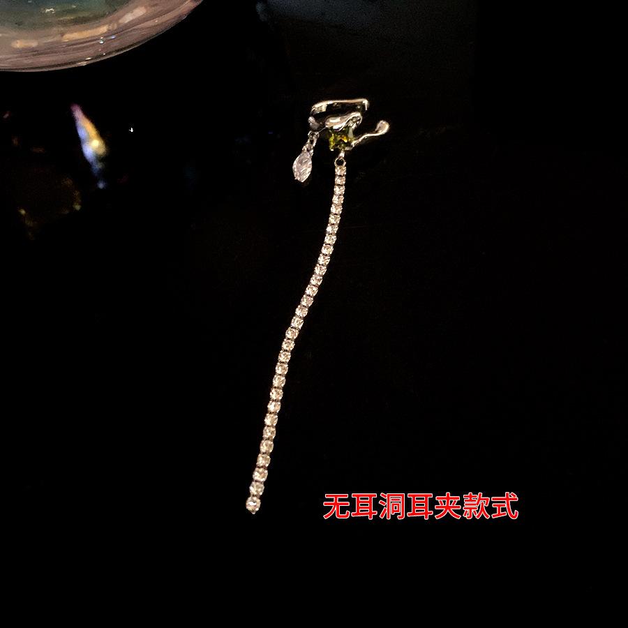 Zircon water drop tassel fashion ear clip without ear piercing ear bone clip personalized design earrings light luxury high-end earrings
Zircon water drop tassel fashion ear clip without ear piercing ear bone clip personalized design earrings light luxury high-end earrings