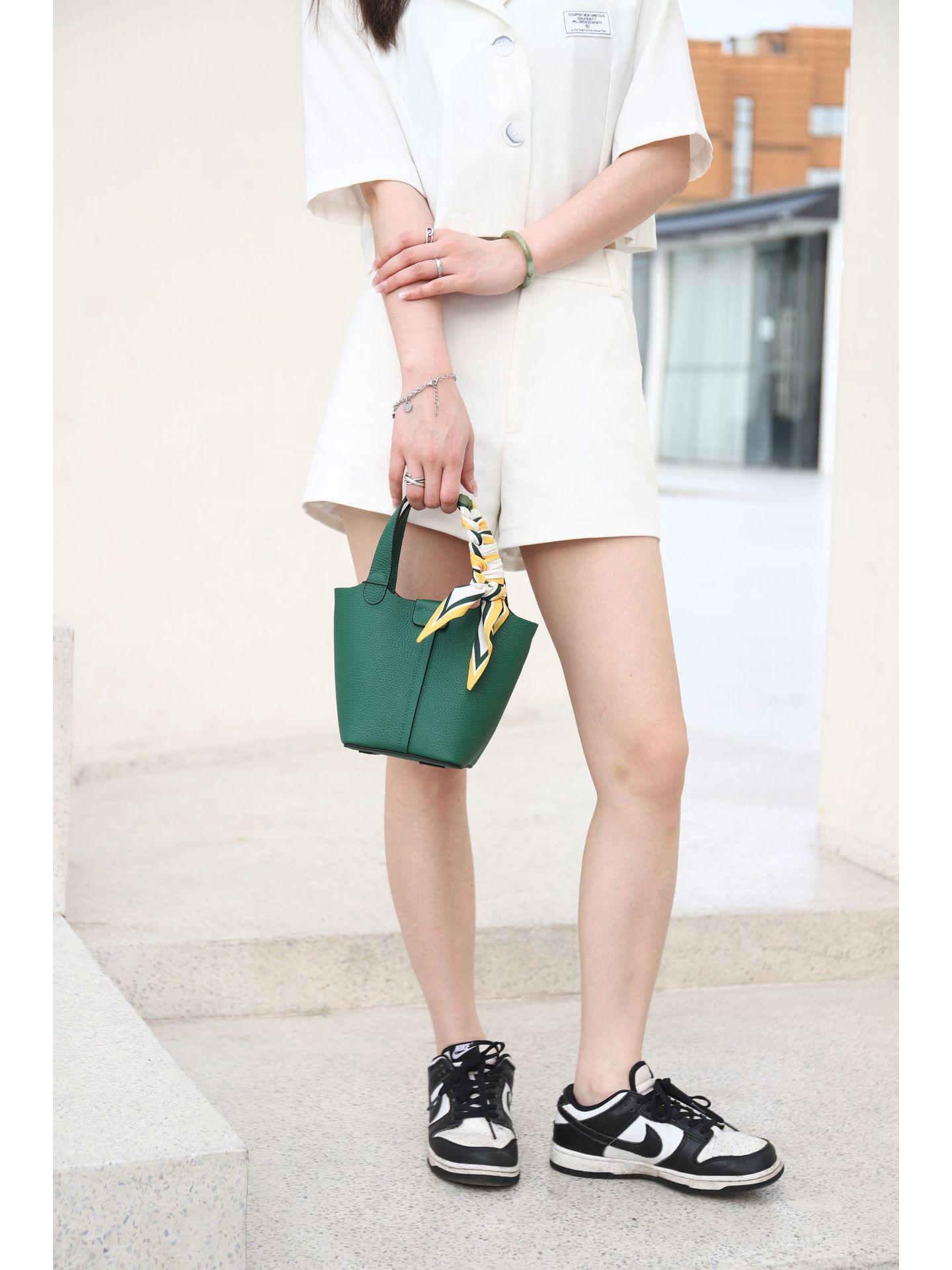 Genuine Leather Fashionable Women s Single Shoulder Basket Bag - 2025 Large Capacity Mother-Child Design 12cm x 12cm x 18cm
Genuine Leather Fashionable Women s Single Shoulder Basket Bag - 2025 Large Capacity Mother-Child Design 12cm x 12cm x 18cm