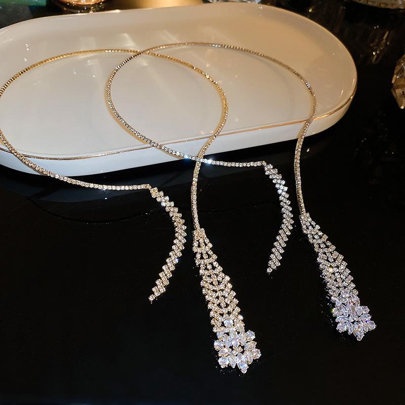 Exaggerated zircon fringed collarbone chain fashionable niche light luxury necklace high-end neck chain new item jewelry
Exaggerated zircon fringed collarbone chain fashionable niche light luxury necklace high-end neck chain new item jewelry