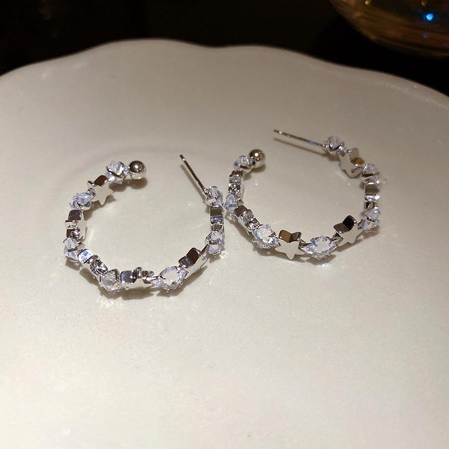 Silver needle zircon star C-shaped earrings light luxury high-end stud earrings fashionable exquisite niche design earrings
Silver needle zircon star C-shaped earrings light luxury high-end stud earrings fashionable exquisite niche design earrings